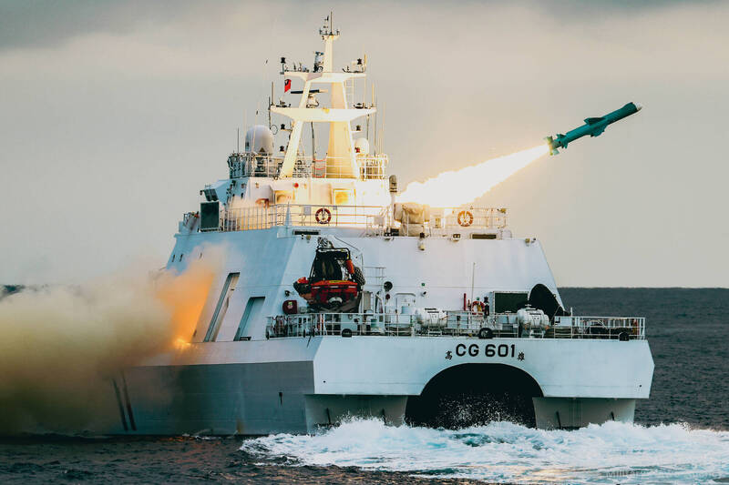 海巡署高雄艦射擊「雄風二型」反艦飛彈。海巡艦艇模擬戰時加裝武器系統驗證測試，也是在「海空戰力提升計畫」之內。（軍聞社提供）
