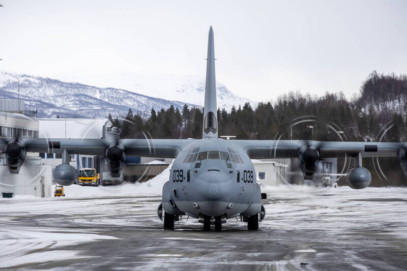 圖為一架美軍陸戰隊的KC-130J運輸機，於前年北約「寒冷反應2022」（Cold Response 2022）聯合演習期間，自挪威巴杜福斯空軍基地起飛。該基地具備高度的地理隱密性，符合北約現今「彈性戰鬥部署」（ACE）的作戰概念。（美軍DVIDS網站）