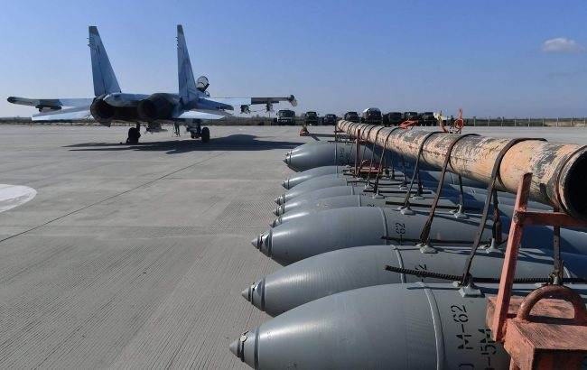 一架俄羅斯Su-34戰鬥轟炸機，停靠在一排 FAB-250炸彈旁邊。（取自Telegram）
