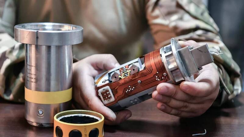 美軍ATACMS戰術飛彈落入俄軍手中！俄軍甚至還拍「開箱」影片詳細解說這款飛彈的部件，並徹底拆解、研究。圖為ATACMS戰術飛彈的彈頭引信部分。（圖片擷取自Sputnik）