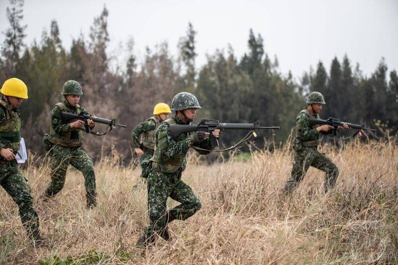 台南喜樹海灘為紅色海灘，也就是戰時敵軍兩棲登陸潛在地點，因此國軍多次進行實兵、實彈訓練強化防衛戰力。（資料照，軍聞社提供）