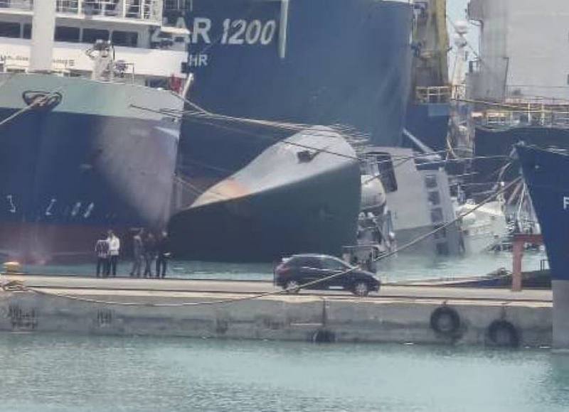 伊朗海軍薩漢德號巡防艦在母港阿巴斯港維修時意外沉沒。（擷取自X平台 @Tasnimnews_EN）。