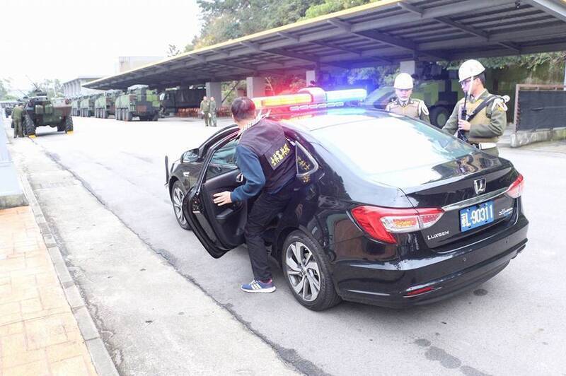 軍方下令全面對包括將官座車丶指揮官戰備督導車在內的各式軍用行政車輛進行清查，車上的行車紀錄器是否有用到中國廠牌再貼牌偽混為台灣產品，以維護高階軍事首長的行蹤安全。圖為憲兵自去年起採購新型偵防車、警備車，藉此汰換服役超過15年的老舊車輛。（取自憲兵指揮部臉書）