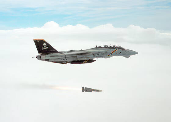 圖為美國海軍一架F-14戰機，實際投放一枚機載「鳳凰」空對空飛彈的情形。（美國海軍官網）