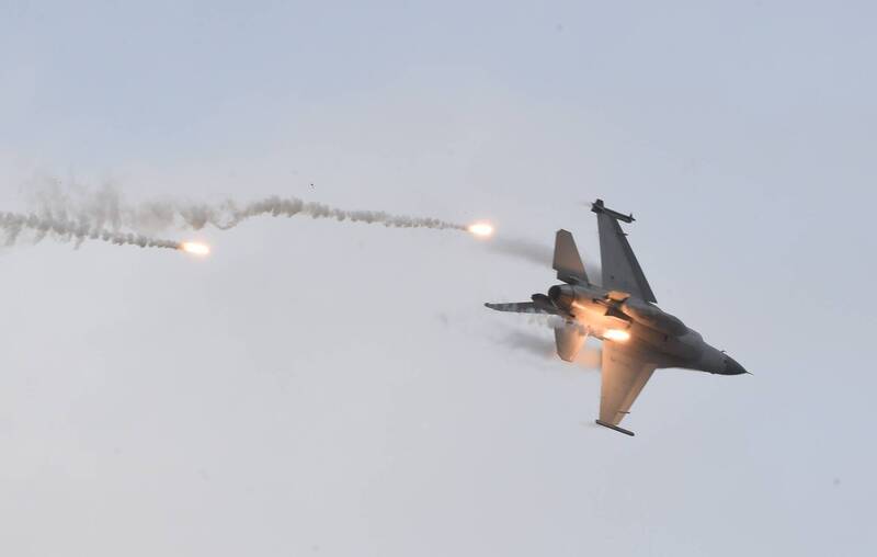 戰機完成攻擊任務後，通常會釋放「熱焰彈」脫離，以防被敵方防空飛彈反制擊落。（資料照）