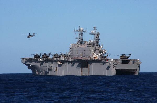 塔拉瓦號兩棲突擊艦採用新型的通用設計，將以往4種軍艦的功能匯集於一身。圖中可見艦載直升機剛從甲板起飛，艦尾的兩棲船塢開口亦處於開啟狀態。（圖片取自美國海軍國家博物館網站）