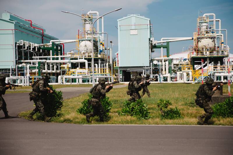 國軍22日起將進行5天4夜的漢光40號實兵演習，並將演練外國物資送抵台灣情形。圖為國軍部隊去年在永安中油液化天然氣廠，進行關鍵基礎設施防護演練。（資料照，軍聞社提供）