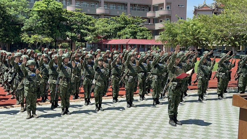 「漢光40號」實兵演習今（22）日起展開，第四作戰區陸軍步兵第203旅步2營步1連83位教召員，在台南市將軍國小精神動員。（記者劉婉君攝）