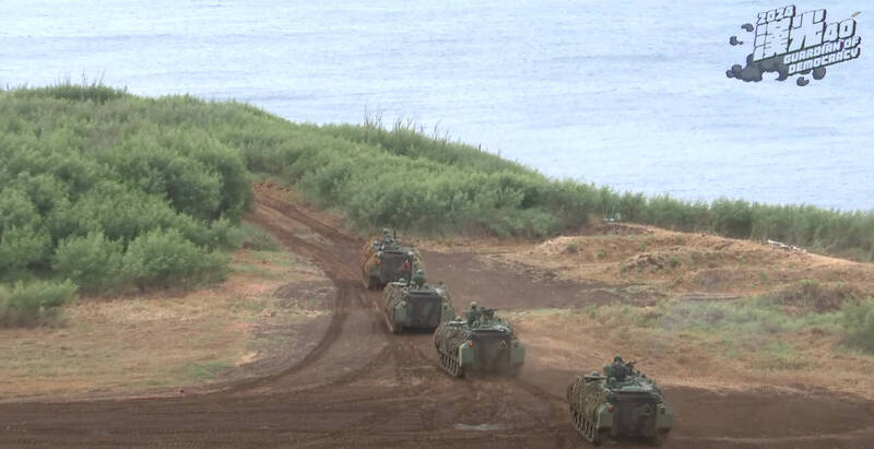 甲車向岸際陣地挺進，射擊完後脫離陣地畫面。（圖片擷取自直播畫面）