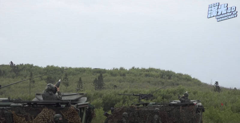 國軍以120公厘迫砲及81車載迫擊砲全程實施火力打擊掩護。（圖片擷取自直播畫面）
