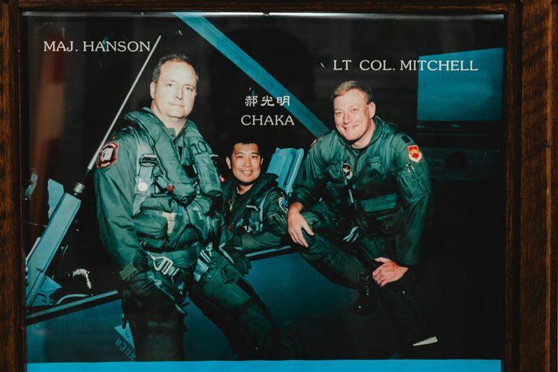時任21中隊長郝光明上校，於1997年4月率先與美軍飛行員將首架F-16A/B戰機飛回我國，創下歷史性紀錄。（取自青年日報）