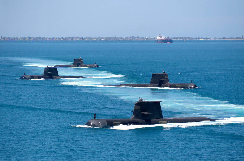 圖為澳洲皇家海軍的「柯林斯級」柴電潛艦，2019年初於西澳編隊航經卡本海峽（Cockburn Sound）。（取自澳洲國防部網站）