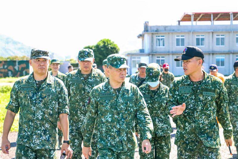 第4作戰區指揮官呂坤修中將（中），日前親自視導操演陣地，確保射擊部隊能安全進行任務。（青年日報提供）
