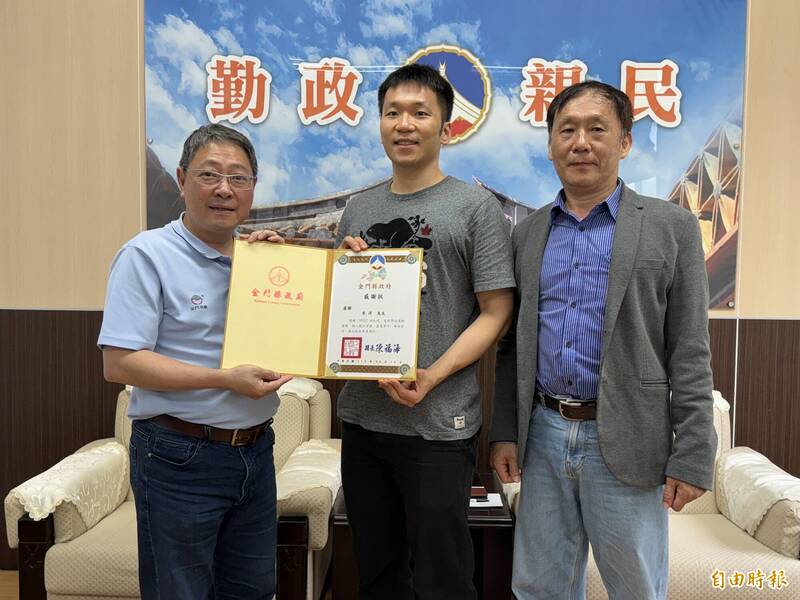 李洋的父親李峻淯（右一）曾任憲兵警衛隊，並曾在大直七海官邸、慈湖陵寢服務，1986年退伍轉任央行駐警隊至今。（本報資料照，記者吳正庭攝）