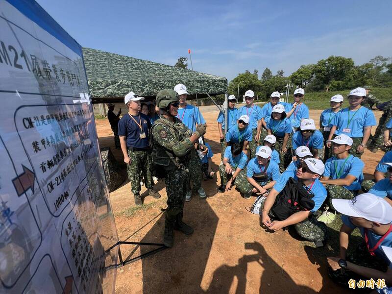 學員聽取教官說明國造CM-21履帶裝步戰鬥車的性能。（記者吳正庭攝）