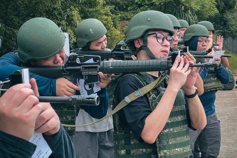 圖為新北市後備旅召員，於今年4月的年度首場「後備軍人志願射擊訓練」期間，相互進行槍枝歸零校正。（國防部發言人官方Facebook）