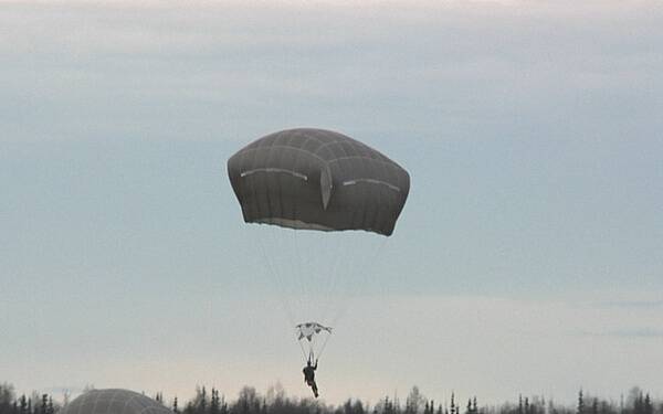 國軍透過對美軍購方式採購T-11降落傘，這也是美軍現役裝備。（取自美軍DVIDS網站）