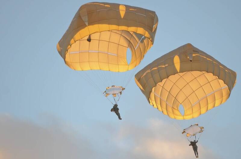 T-11降落傘為美軍、加拿大等國現役裝備，國軍也透過對美軍購案逐年籌獲。（取自美軍DVIDS網站）