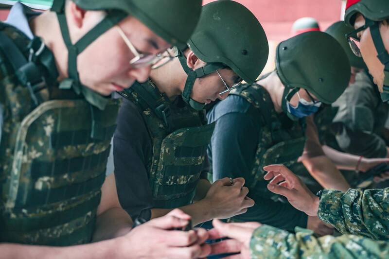 圖為新北市後備旅召員，於今年4月的年度首場「後備軍人志願射擊訓練」期間自行裝填彈匣，不過這項操作似乎未普及至各後備旅，記者日前參加桃園場次時，便未能自行裝彈。（國防部發言人官方Facebook）