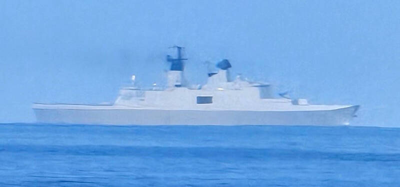 共艦進入我東北角周邊海域，我軍康定艦（圖）監控中。（軍事粉專提供）