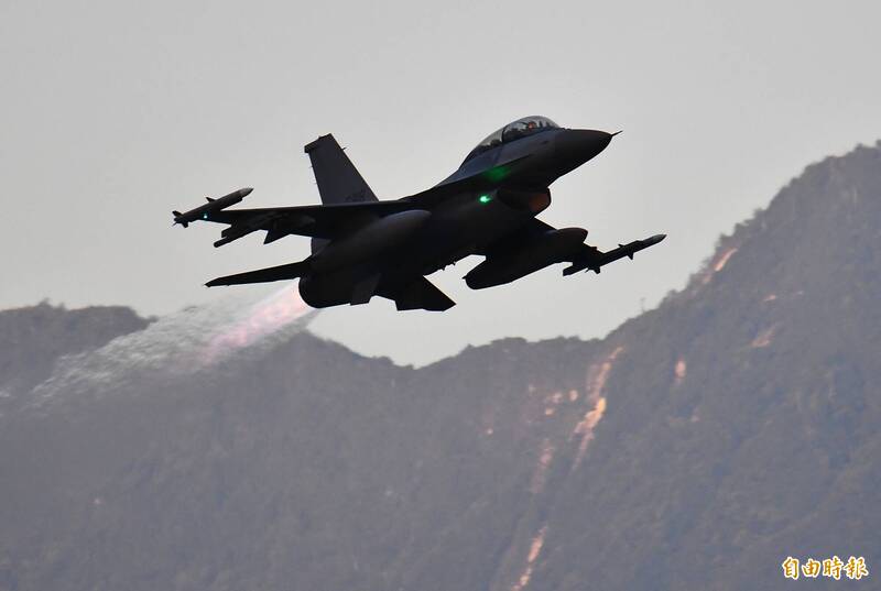 獨家》中國電偵艦出沒F-16V試射AIM-120先進中程飛彈緊急喊卡