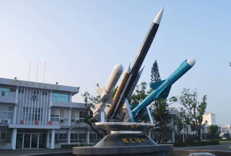 為有效維持逾千枚雄風系列反艦飛彈的戰力，海軍新設專責的「制海飛彈修護中心」，為國造雄風系列反艦飛彈及美製魚叉反艦飛彈提供強而有力的後勤支援。圖為現行海軍戰鬥系統工廠的外觀，魚叉丶雄三丶二飛彈（由左至右）陳列模型十分搶眼。（圖：取自青年日報）