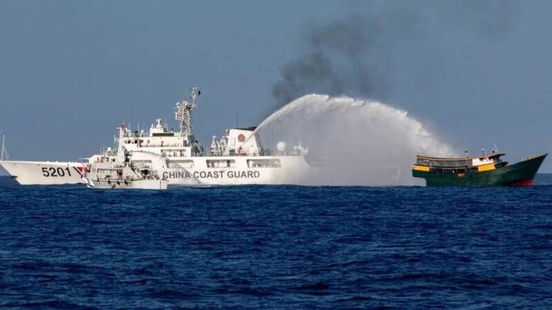 中國海警船近來在南海動作頻頻，並經常以激烈手段向菲律賓船隻射擊水砲，引發國際社會高度關注與撻伐。（路透社/資料照）