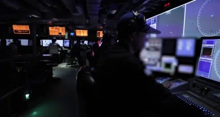 日本海上自衛隊愛宕號神盾護衛艦（JS Atago DDG-177）上的戰鬥資訊中心。（取自日本海自官網）