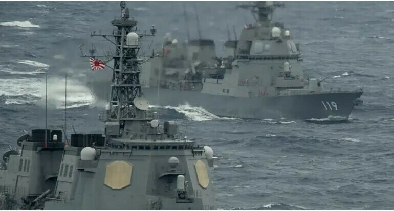 日本海上自衛隊金剛級飛彈驅逐艦「金剛號」（JS Kongo，前）和朝日級護衛艦「朝日號」（JS Asahi，後）於2021年1月15日在太平洋航行。 （圖取自美國海軍網站）