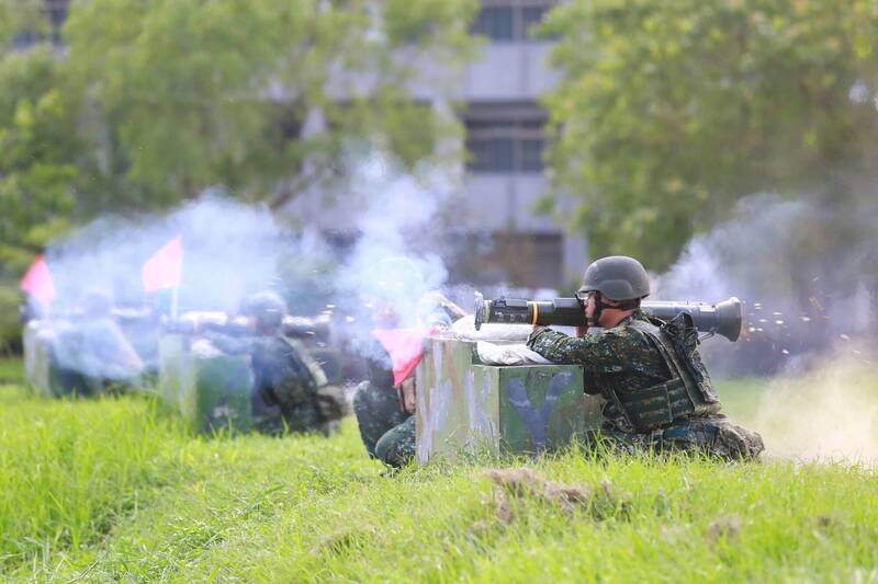 圖為陸軍步訓部2020年火箭彈師資班射擊訓練情形，圖中官兵所持武器就是紅隼火箭彈。（中華民國陸軍官方Facebook）