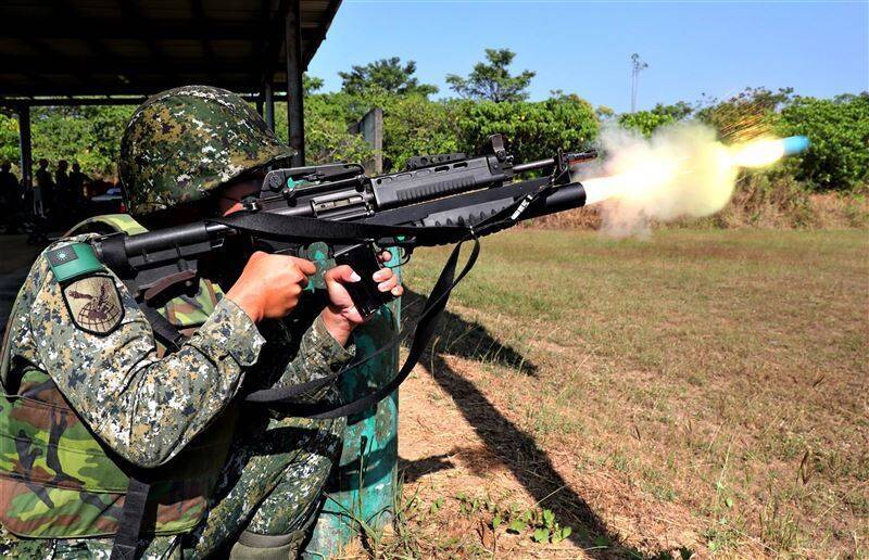 圖為前（2022）年底接受「111-3步兵營戰備任務訓練」的步兵117旅步3營官兵，於進訓期間實施T85榴彈槍實彈射擊驗證。（取自青年日報）