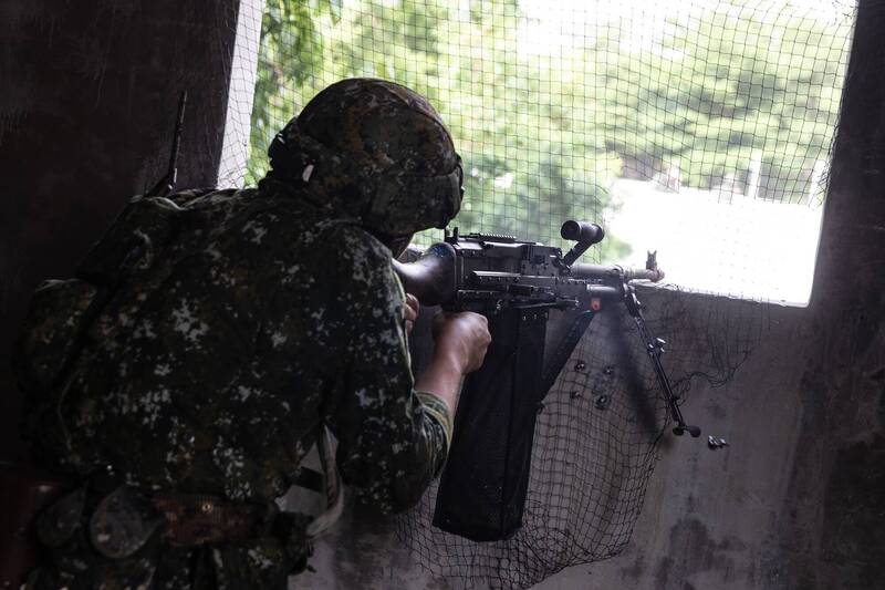 圖為步兵104旅步5營官兵，於步兵營戰備任務訓驗的城鎮戰攻防期間，隱匿在建物高點進行反制。（中華民國陸軍官方Facebook）