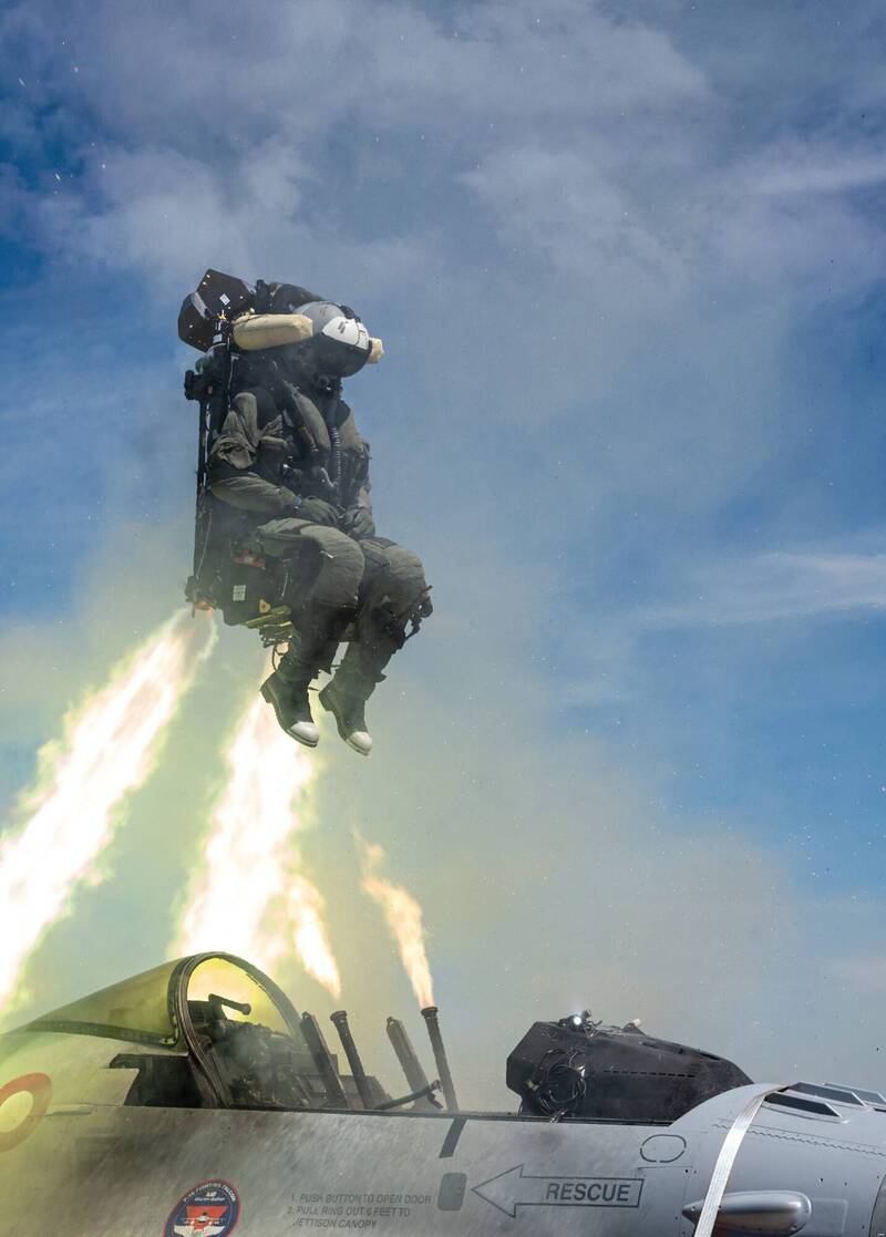 Survitec公司為F-16C/D Block 70/72型機飛行員設計的AFE套件，可與馬丁貝克的US18E彈射座椅搭配，不只強化頸上部位的防護設計，更具備「零高度、零速度」環境下的彈射能力，有效保障飛官在意外發生時的逃生安全。（英國馬丁貝克公司網站）