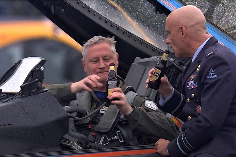 將軍親駕最後飛行！荷蘭F-16戰機全數退役 多數轉援烏克蘭