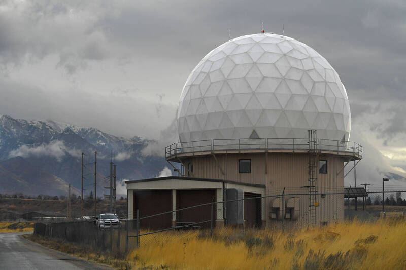 圖為美國猶他州希爾空軍基地（Hill AFB, Utah）的基地雷達設施，而在圓頂內的即是FPS-117長程預警雷達。（美軍DVIDS網站）