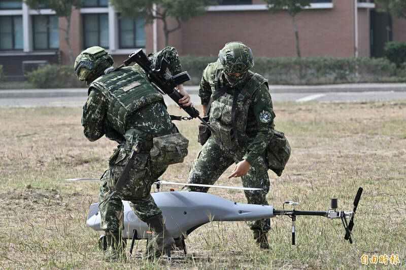 國軍去（2023）年春節加強戰備期間，由陸軍裝甲第564旅官兵操作的「摩羯」無人機。（本報資料照，記者塗建榮攝）