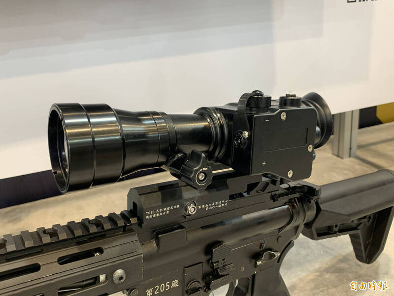 TS-93A以前代的TS-93型步機槍夜視鏡為基礎、全鏡重量減輕33%的同時，也提升續航力達33%，且具IPX8防水性能，強化在水、陸兩棲作戰中的適應性。（記者陳治程攝）