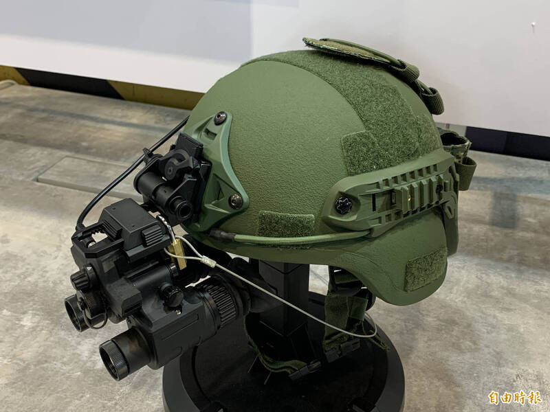 XTS-113夜視鏡是由現役TS-96型改良而來，採「雙眼雙筒」設計，有效減少部隊人員使用時的成像落差，並可自由掀換左、右眼，提升單兵作戰靈活度。（記者陳治程攝）