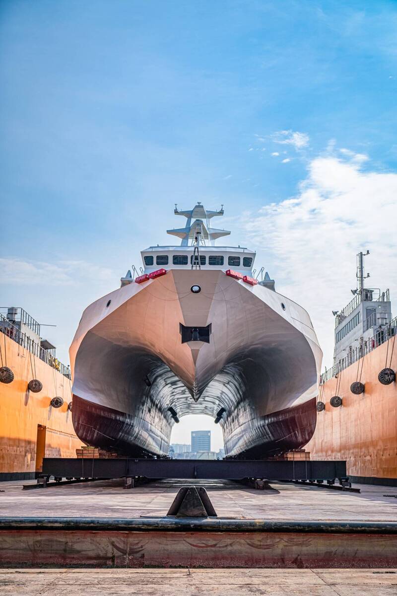 海巡署安平級巡防艦採用穿浪雙船體設計，可高速在海上奔馳。（取自海巡署長室臉書）