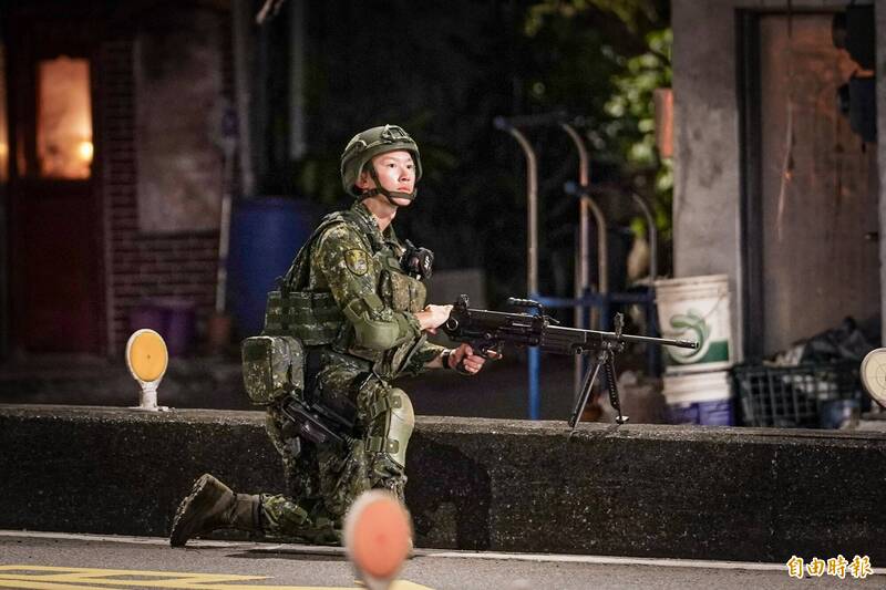 國防部採購班用機槍充實後備戰力，圖為操作T75班用機槍的憲兵官兵。（資料照）