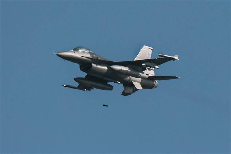 操作F-16V戰機的飛官參與天龍操演「25磅訓練彈投擲」課目，投放BDU-33訓練彈。（取自青年日報）