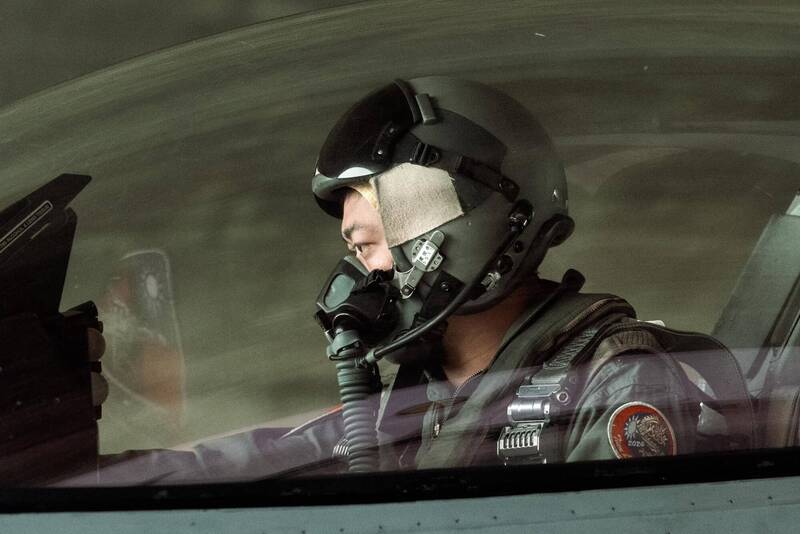 空軍上周實施「天龍操演」，考驗空中、地面部隊的戰力。（取自國防部發言人臉書）