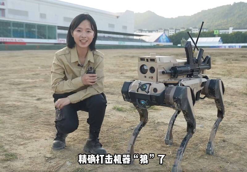 中國首次公開亮相「機器狼」。（圖擷取自微博「央視軍事」）