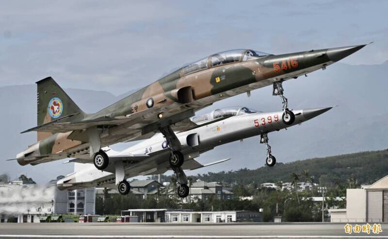 空軍F-5E/F戰機已解除戰備，現已有5家美國廠商洽詢採購事宜。（資料照）
