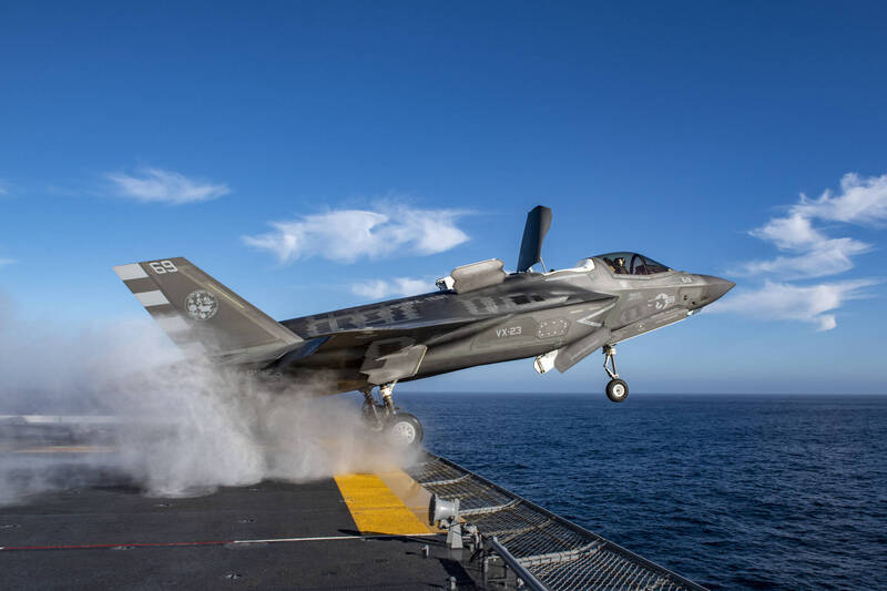 加賀號航艦接受F-35B戰機「短場起飛」（Short Takeoff）測試，照片中的F-35戰機隸屬美國海軍第23空中測評中隊（VX-23）。（美軍DVIDS網站）