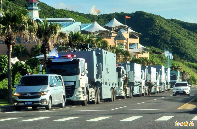 軍方高層人士今天指出，「海鋒」機動第5中隊已經在日前編成，預計明年3月成軍。圖為海軍海鋒第4機動中隊所屬雄三飛彈發射車，今年一月以完整的機動編組進行戰術行軍，由花蓮急馳台東完成機動部署任務。（資料照，記者游太郎攝）