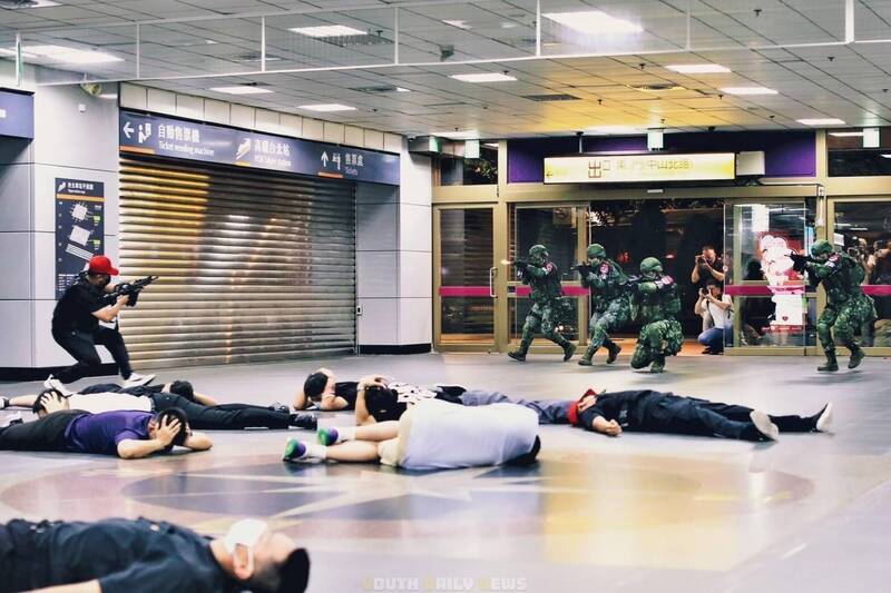 憲兵於去年度「漢光39號」演習期間，擇定半夜時段於台北車站進行反特攻、反突襲操演。（資料照，青年日報提供）