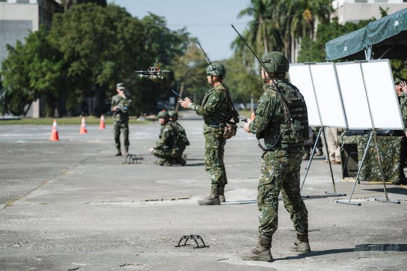 陸軍無人機訓練中心昨天進行展示，模擬攻擊任務的是由中科院研製的小型攻擊型無人機，以四軸型無人機掛載不同型式的炸彈，模擬對敵方目標進行攻擊。（圖：軍聞社提供）