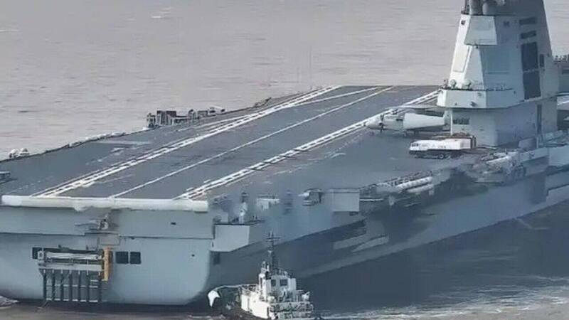 福建號航艦在第五次海試結束返港後，被民眾捕捉到甲板上出現不明的橡膠胎痕，被外界認為有高機率是已執行艦載機起降的痕跡。（取自X帳號 @ai_daytrading）