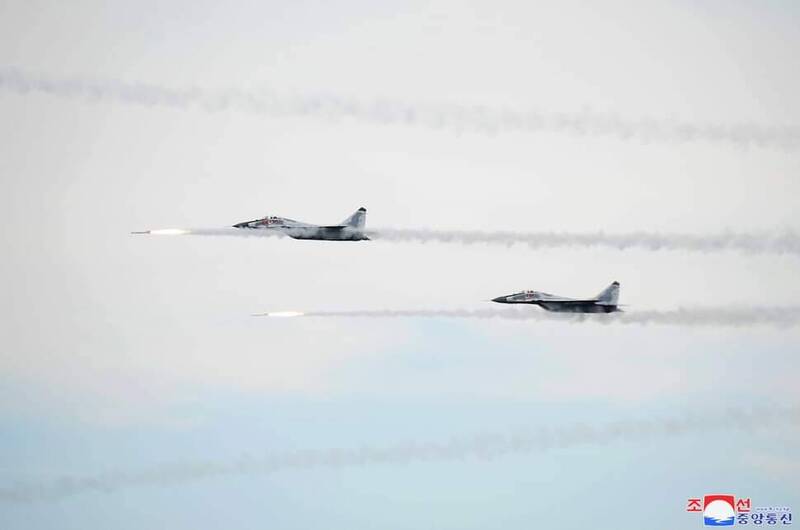 披上新迷彩塗裝的北韓Mig-29戰機，罕見射擊空對空飛彈。（圖片擷取自@StefanKnippsch3的Ｘ帳號／來源朝中社）